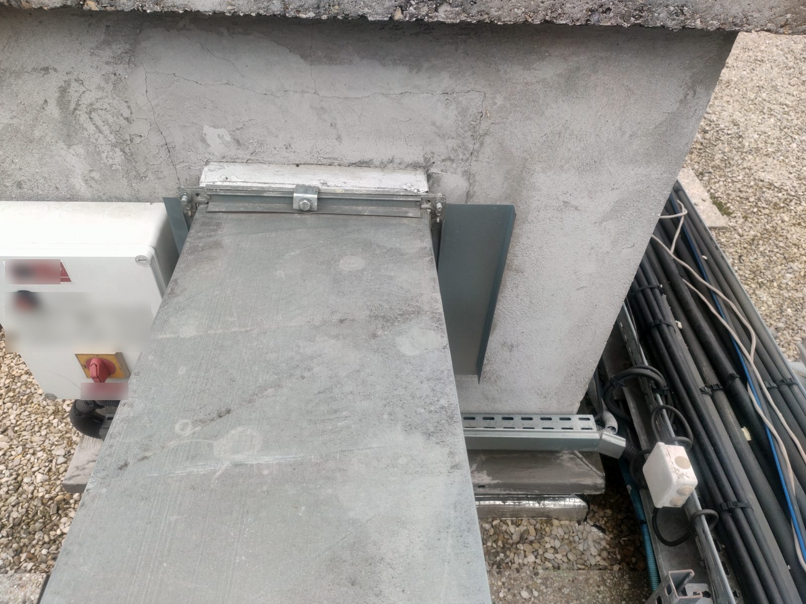 Conduit d'extraction en tôle galvanisée raccordé à une souche maçonnée en toiture