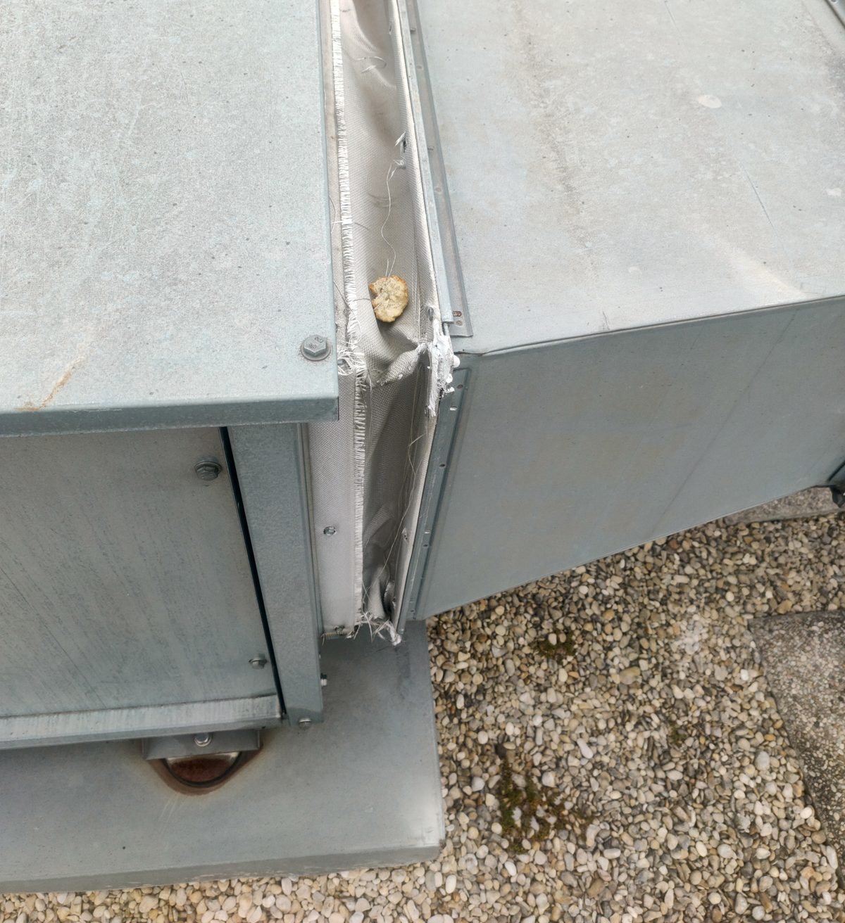 Manchette souple déchirée et décalage entre ventilateur et gaine