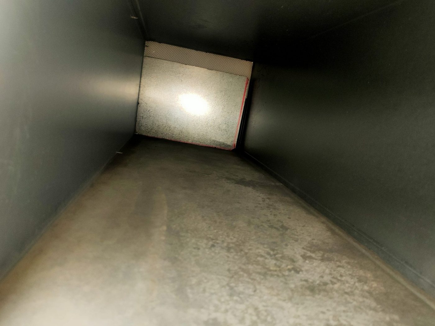Intérieur d'une gaine : plaque de bridage obturant une grande part de la section