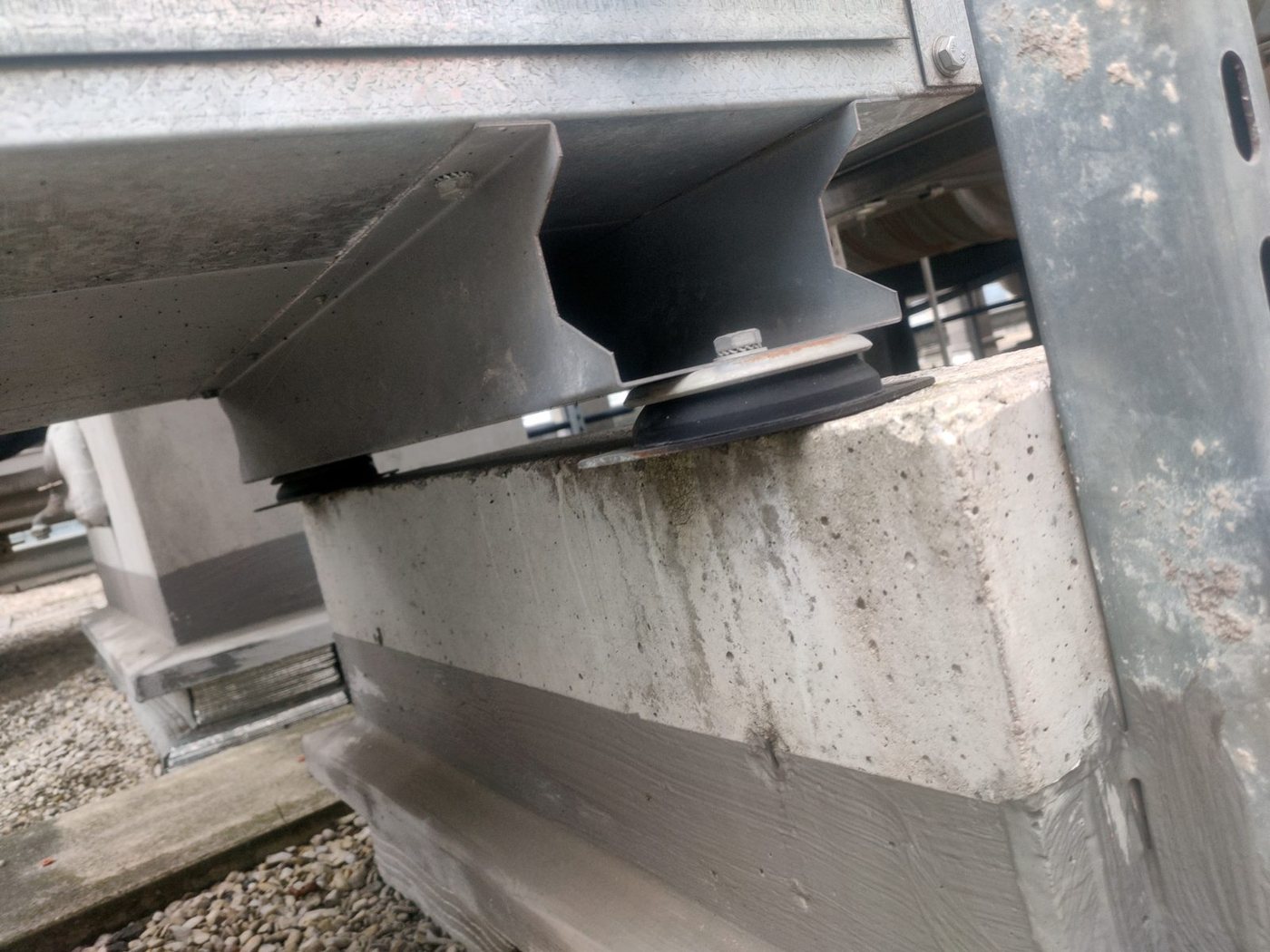 Plot antivibratile non fixé, en porte-à-faux sur le socle