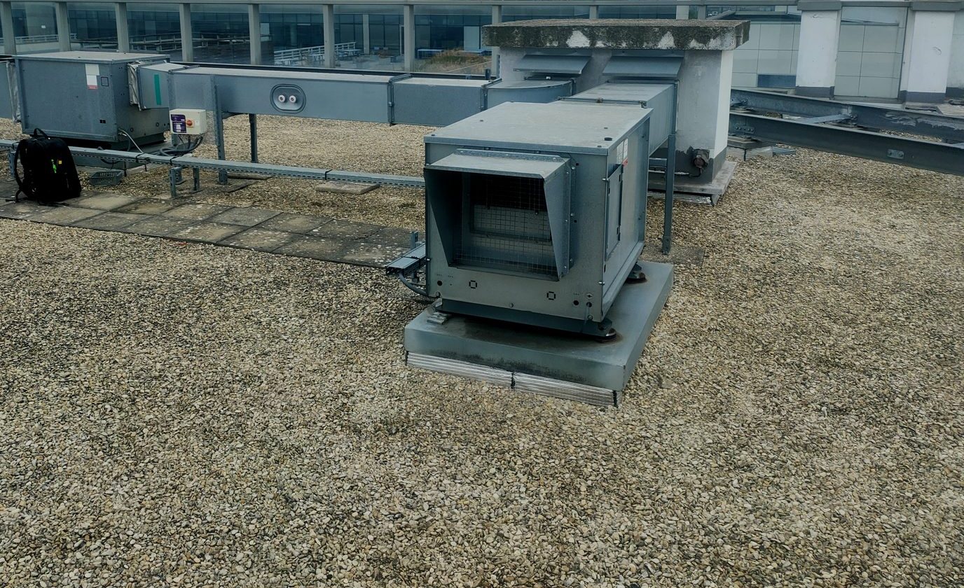 Terrasse technique : ventilateurs de désenfumage et réseaux