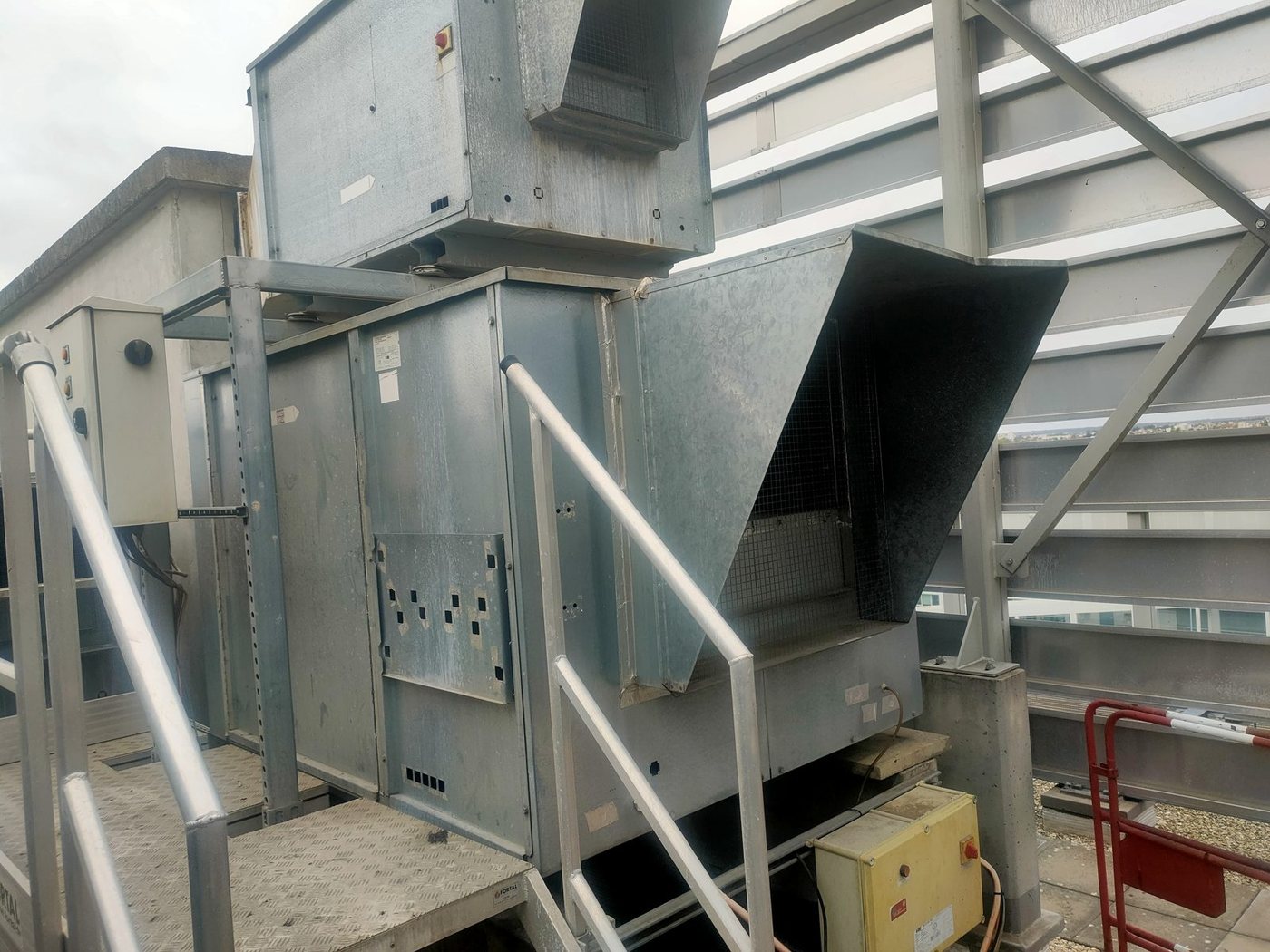 Ventilateur d'extraction de désenfumage en toiture